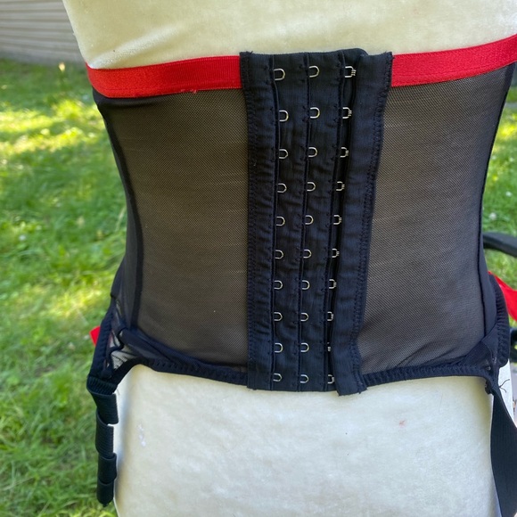 Rose corset belt with garters - Picture 4 of 5